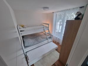 别拉什尼察Bjelasnica view lodge的小房间设有一张双层床和窗户