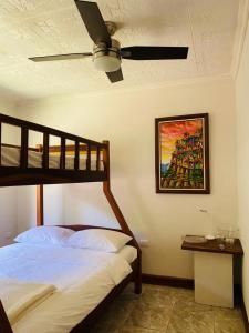 PotrerillosCasa Mano de Tigre的一间卧室配有一张床和吊扇