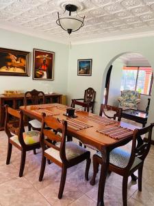 PotrerillosCasa Mano de Tigre的一间带木桌和椅子的用餐室