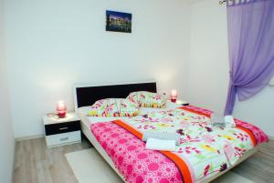 莫托文Holiday home Nona的一间卧室配有一张床和两张粉红色蜡烛