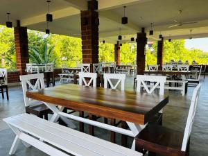 MadamSky 14 Resort Yala的餐厅里一张大木桌子和椅子