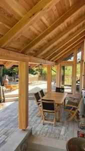 科斯塔涅维察House-tanjevica的木制庭院配有木桌和椅子