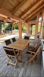 科斯塔涅维察House-tanjevica的木制甲板上的木桌和椅子