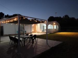利里亚Large yard, large lawn, independent villa的帐篷下配有桌椅的天井
