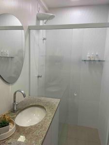 维多利亚Red Design by Mosaico Stays的浴室配有盥洗盆和带镜子的淋浴