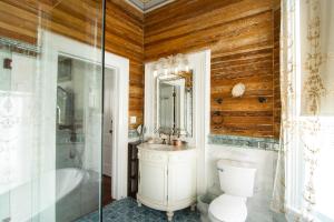 基韦斯特艺术之家酒店的浴室配有卫生间、盥洗盆和浴缸。