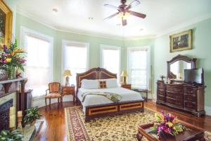 基韦斯特艺术之家酒店的一间卧室配有一张床和吊扇