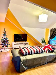 FichtenbergLotus Apartment的客厅配有圣诞树和沙发