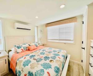 默特尔比奇Vacation Cottage North Myrtle Beach 67的一间卧室设有一张床和一个窗口