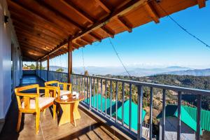 穆克缇斯瓦Shree Parijat Resort At Mukteshwar Hill Station with Himalayan View的山景阳台。