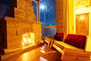 穆克缇斯瓦Shree Parijat Resort At Mukteshwar Hill Station with Himalayan View的客厅设有壁炉和沙发。