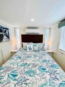 默特尔比奇Vacation Cottage North Myrtle Beach 65的一间卧室配有一张带蓝色和白色棉被的床