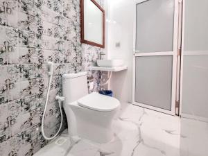 MahibadhooRaalhu Fonu Maldives的带淋浴和卫生间的白色浴室