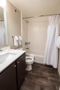 杰汉奈杰汉奈哥伦布机场套房酒店的浴室配有卫生间、盥洗盆和浴缸。