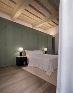 罗马Parisii Bocca di Leone 88的卧室配有一张白色大床和两盏灯。