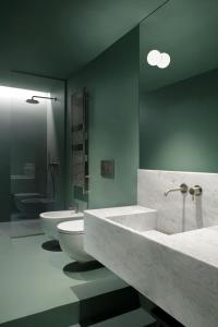 罗马Parisii Bocca di Leone 88的一间带两个盥洗盆和卫生间的浴室