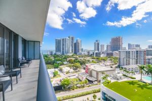 迈阿密Unwind in Your Amazing City View Apartment的市景阳台