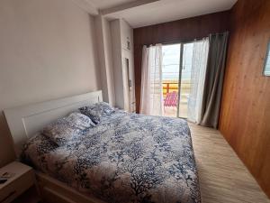 卡拉克斯港Casa Caballito de mar-Seahorse House的一间卧室设有一张床和一个大窗户