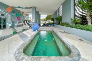 迈阿密Unwind in Your Amazing City View Apartment的房屋中间的游泳池