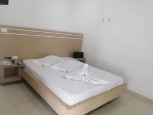 帕尔米拉MOTEL CUPIDO (PALMIRA)的一张带白色床单和枕头的床