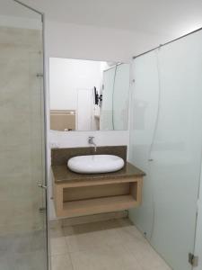 帕尔米拉MOTEL CUPIDO (PALMIRA)的一间带水槽和镜子的浴室