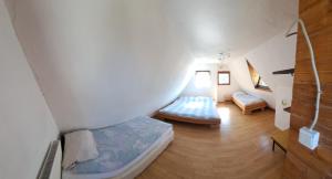 弗拉西克VilaBellavistasmjestaj的小房间设有两张床和楼梯