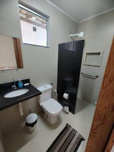 库穆鲁沙蒂巴Vila Guaiamum的浴室配有卫生间、盥洗盆和淋浴。