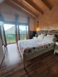 坎加斯-德奥尼斯Hotel Granja Paraíso, Oasis Rural & Bienestar的一间设有床铺的卧室,位于带窗户的房间内