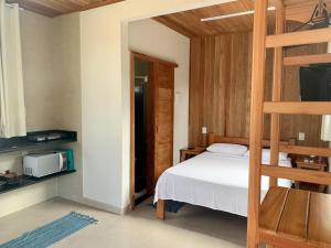 库穆鲁沙蒂巴Vila Guaiamum的一间卧室配有一张床和一张双层床。