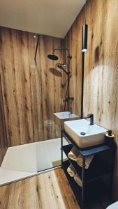 萨格勒布B&B Centar的浴室配有白色水槽和浴缸。