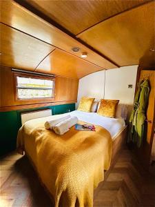 爱丁堡波特尔四姐妹船屋的船后方的卧室配有一张床