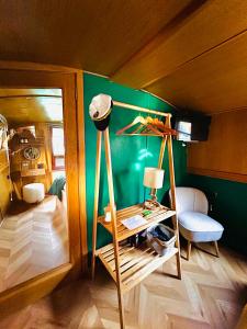 爱丁堡波特尔四姐妹船屋的一间设有台灯和桌子的房间