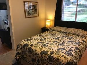 哈迪港特尔克住宿加早餐旅馆的一间卧室配有一张带花卉床罩的床