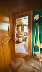 爱丁堡波特尔四姐妹船屋的小房间,设有通往卧室的门