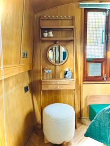 爱丁堡波特尔四姐妹船屋的小房间设有凳子和镜子