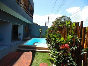 德奥多鲁元帅镇Flats da Ilha 2 Quartos的一座房子后院的游泳池