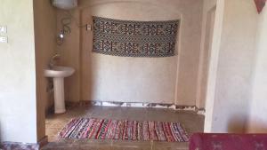 锡瓦Oum House的一间带水槽和淋浴帘的浴室