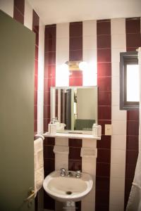 埃斯克尔Hostería Las Rosas的一间带水槽和镜子的浴室
