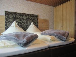 雷斯乔克汉斯餐厅酒店的床上的2个枕头
