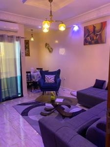 达喀尔Residence Adja Binta Kane Sour的客厅配有紫色沙发和桌子