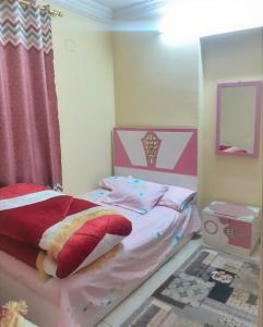 明亚Furnished Apartment的儿童卧室配有粉色和白色的床