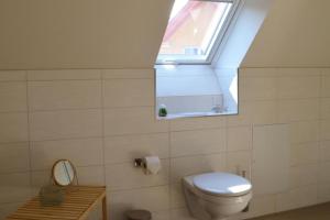 马林费尔德U16 OG - Komfortable Ferienwohnung mit Kamin, Wlan und Seeblick的一间带卫生间和窗户的浴室