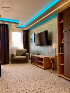潘波洛沃Deluxe Apartment 33 Mountain Lodge Pamporovo的客厅配有沙发和墙上的电视