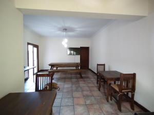 BarraqueroHostel Terminal的用餐室配有2张桌子和椅子