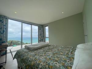 Karikari PeninsulaWhatuwhiwhi Views的一间卧室设有一张床,享有海景