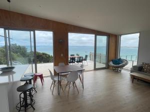 Karikari PeninsulaWhatuwhiwhi Views的一间厨房和海景用餐室