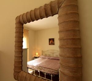 玛丽娜迪曼卡维萨Country Salenthouse的卧室内的大镜子,配有床