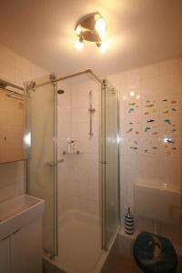 达默Lange Wiese 8/101的带淋浴、浴缸和盥洗盆的浴室