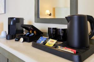 锡西Sissi Bay Resort的咖啡壶和其他物品的柜台