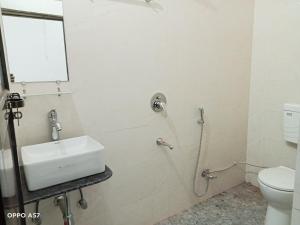 瓦拉纳西5 PETALS的一间带水槽和淋浴的浴室